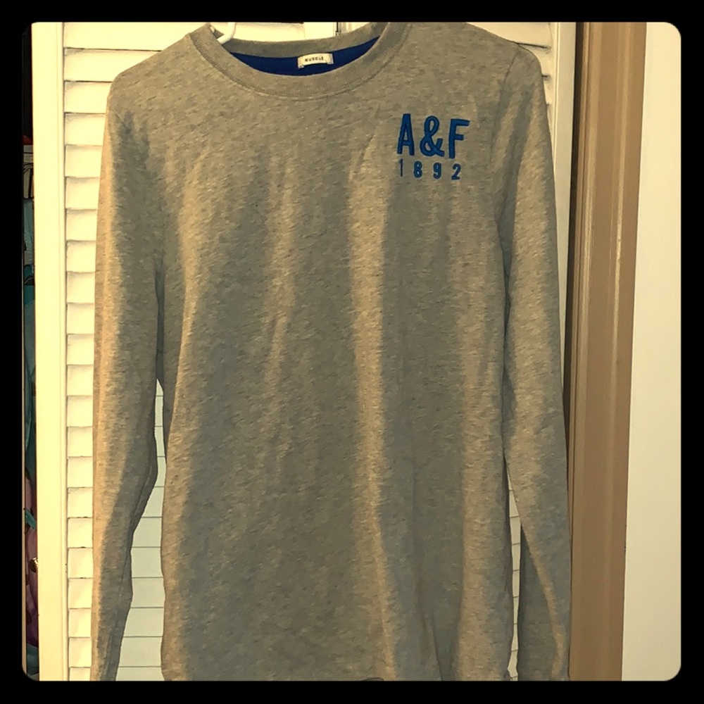 Gray Abercrombie and Fitch long sleeve tee.